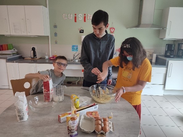 des enfants réalisent une recette de cookies